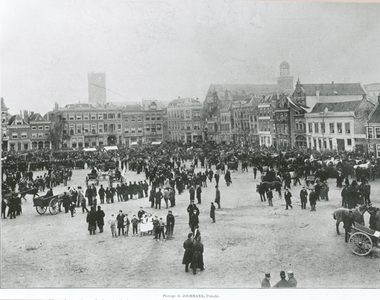 863621 Gezicht op de oostelijke pleinwand van het Vredenburg te Utrecht tijdens de jaarlijkse paardenmarkt., met op de ...